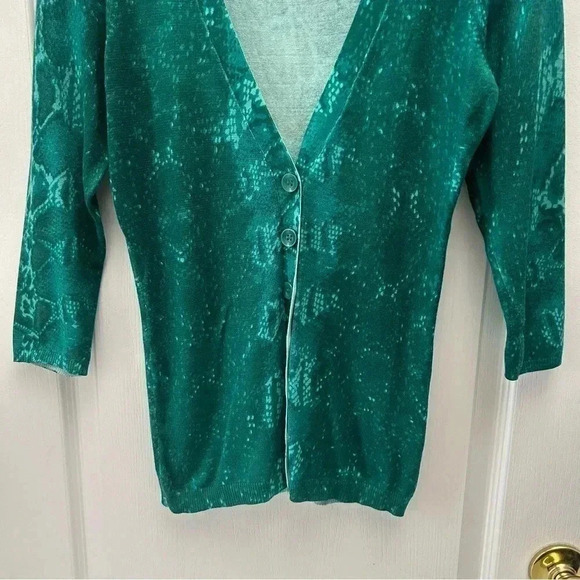 Ricki’s Cardigan Snakeskin Print V-Neck Button Front Fitted 3/4 Sleeves Green XS - Picture 6 of 15